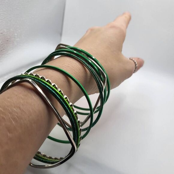 Lot of 10 Silver and Green Funky Belly Dance Bangle Bracelets - Picture 4 of 4